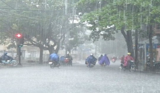 Sáng nay Hà Nội mưa dông có thể kèm theo lốc xoáy, nguy hiểm khi di chuyển ngoài trời