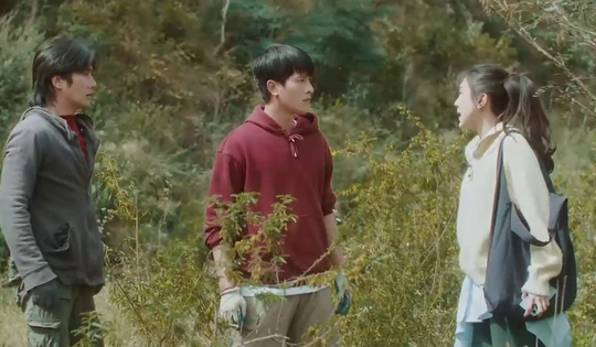 'Mặt trời lạnh' mới nhất (tập 6): Sơn Dương (Trương Minh Thảo) tìm kiếm cột mốc đất rừng, Tuấn Trần (Tuấn Việt) 'ra đòn' phủ đầu