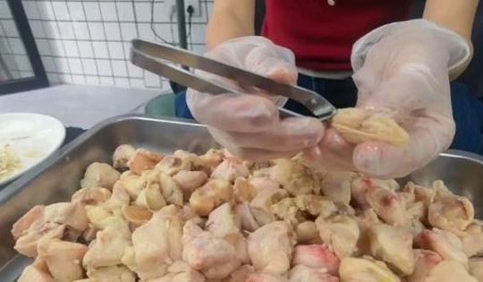 Chủ quán ăn kiếm 700 triệu/tháng nhờ livestream nhổ lông phao câu gà