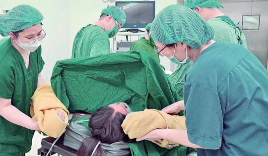 Cấp cứu trong đêm cứu người phụ nữ mang song thai 33 tuần nhiễm COVID-19