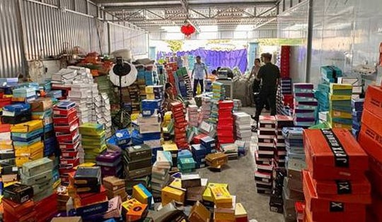 Công ty TNHH Sản xuất và Đầu tư Tinna Lê Make Up kinh doanh hàng trăm sản phẩm mỹ phẩm nhập lậu