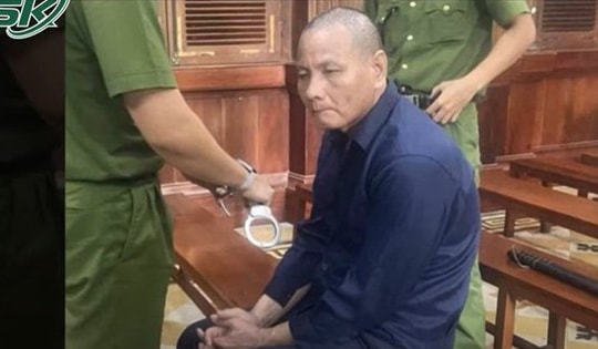 Nghi vợ ngoại tình, chồng thủ dao đâm vợ suýt chết rồi trốn trong rừng