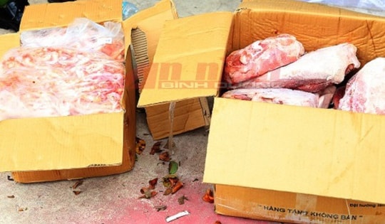 Hơn 11 tấn thịt gà, lợn hết hạn, không rõ nguồn gốc bị chặn trước khi vào bếp ăn