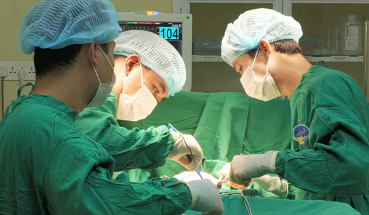 Cho ong mật đốt vú chữa ung thư, người phụ nữ phải cắt bỏ 2 vú