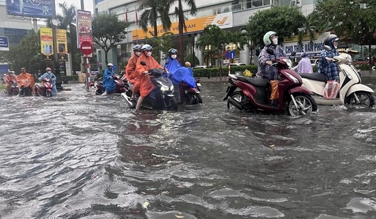 Bão số 1 giật cấp 10 và tiếp tục tăng lên cấp 13 trên Biển Đông