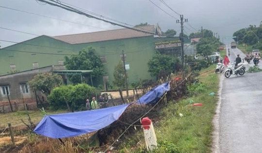 Phát hiện 2 thanh niên tử vong cạnh xe máy ở ven đường