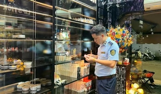 Kiểm tra Công ty Tinna Lê Make Up trên phố cổ Hà Nội, tạm giữ hàng trăm mỹ phẩm nhập lậu