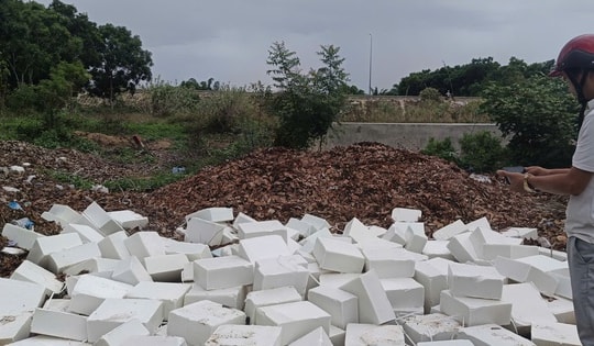 Hàng trăm viên nén màu trắng nghi là phôi xà phòng bị vứt bỏ trái phép