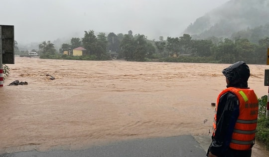 Quảng Trị và TP Huế: Mưa lớn gây chia cắt khu vực miền núi, hồ chứa điều tiết nước về hạ du