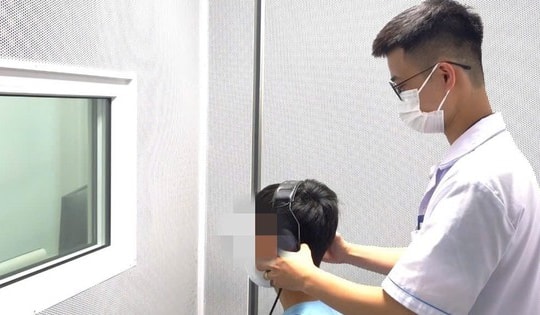 Người đàn ông 35 tuổi suýt điếc vĩnh viễn do làm điều này lúc đêm khuya