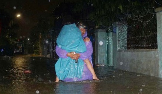 Đà Nẵng ngập nặng do bão số 1, nhiều người di tản khẩn cấp trong đêm
