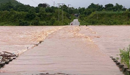 Mưa lớn làm sạt lở đường dẫn lên cao tốc ở Huế, lũ gây chia cắt tại Quảng Trị