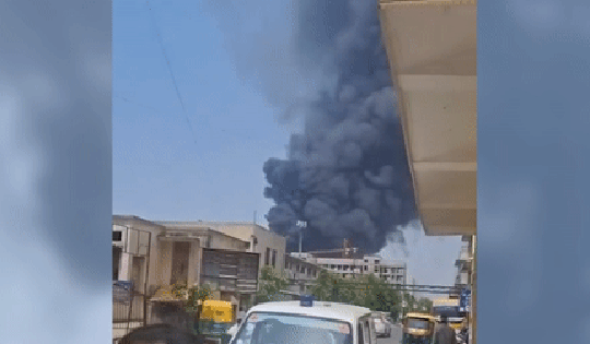 Rơi máy bay Ấn Độ chở 242 người: Khói đen dày đặc tại hiện trường