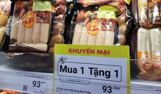 Sau Công ty C.P. Việt Nam bị 'tố' sử dụng lợn bệnh: Các sản phẩm từ thịt của C.P. giảm giá kèm mua 1 tặng 1, quầy hàng vẫn vắng khách