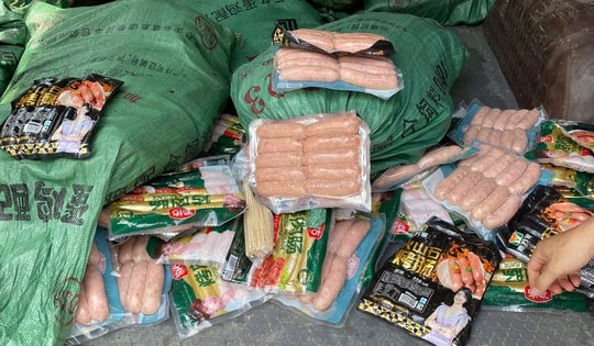 Kiểm tra đột xuất xe ô tô tải, phát hiện thùng xe chứa gần 800 túi xúc xích