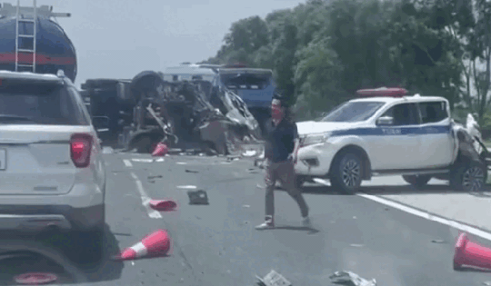 Xe đầu kéo biến dạng, xe tuần tra 'cụt đuôi' sau tai nạn liên hoàn trên cao tốc Hà Nội - Hải Phòng