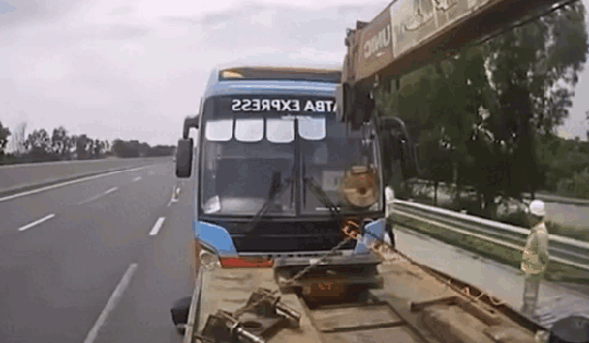 Khoảnh khắc xe đầu kéo gây tai nạn liên hoàn trên cao tốc Hà Nội - Hải Phòng khiến 2 người tử vong