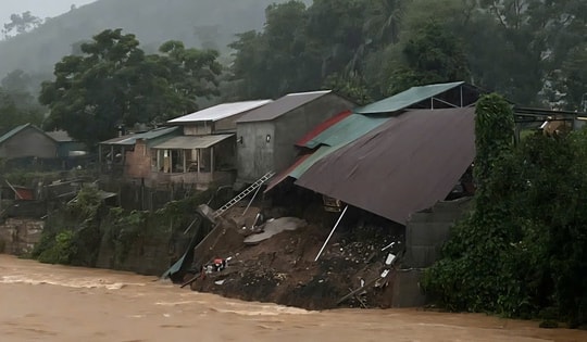 Mưa lớn làm sạt nhà dân ven sông, ô tô 4 chỗ bị cuốn trôi