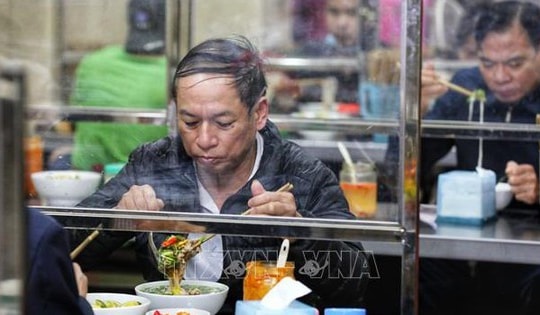 Giá thực phẩm, rau xanh tăng nhẹ, các quán kinh doanh ăn uống giữ giá ổn định