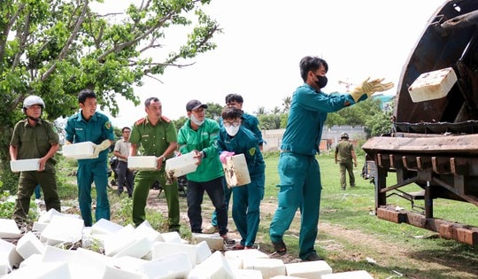 Thu gom hàng trăm viên nén màu trắng nghi là phôi xà phòng bị vứt bỏ trái phép