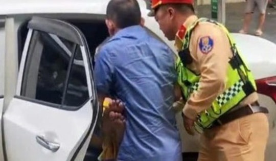 CSGT mở đường đưa người nghi đột quỵ đi cấp cứu trên cao tốc