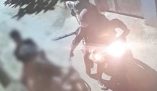 Ba thanh thiếu niên mang dao kiếm đi cướp lúc rạng sáng ở Hà Nội