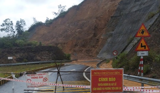 Huế mưa lớn, sạt lở đường lên cao tốc La Sơn - Túy Loan