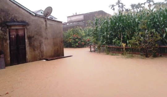 Hàng trăm ngôi nhà bị ngập do mưa cực lớn ở miền Trung