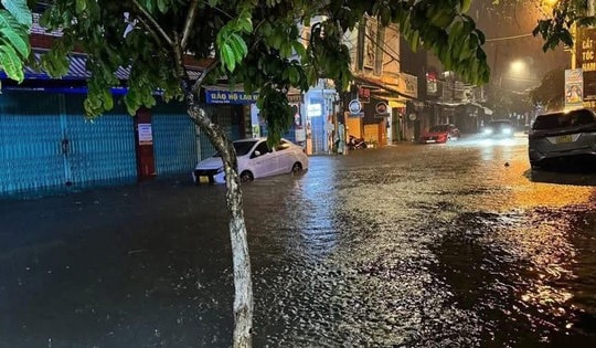 Mưa lớn, cảnh báo lũ trên các sông ở Miền Trung đang lên rất nhanh