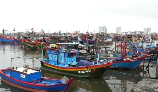 Quảng Bình hướng dẫn tàu thuyền đang trên biển tìm nơi tránh trú bão số 1
