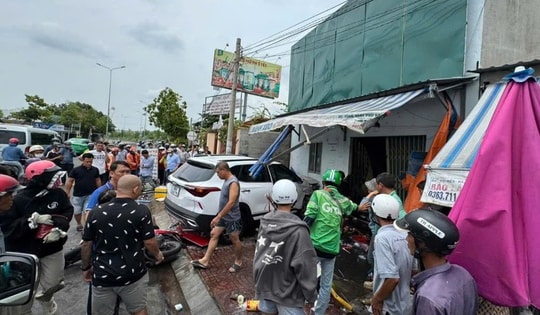 Kinh hoàng khoảnh khắc ô tô tông vào nhà khiến một người tử vong, 2 người bị thương