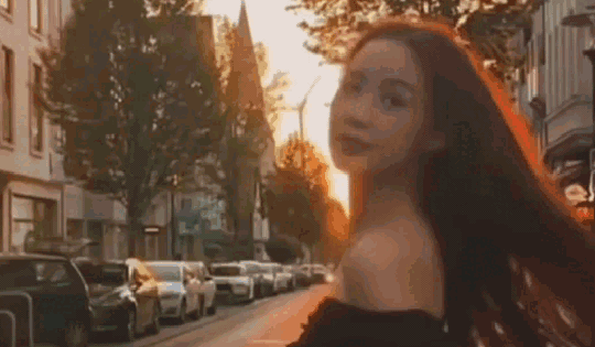 Hoa hậu cao gần 1m90 khiến fan trầm trồ với vẻ mong manh dưới ánh hoàng hôn