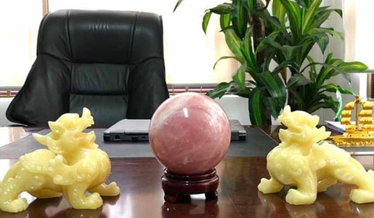 Những vật phẩm phong thủy người mệnh Hỏa không nên đặt trên bàn làm việc