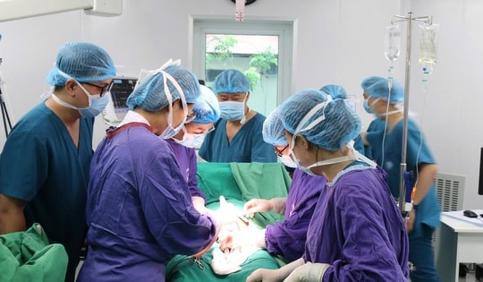 Thót tim cấp cứu cho mẹ con sản phụ bị sa dây rau, suy thai nghiêm trọng