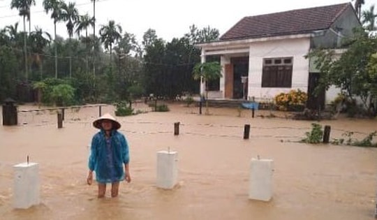 Hơn 2.700 nhà dân ở Quảng Nam, Quảng Trị chìm trong biển nước