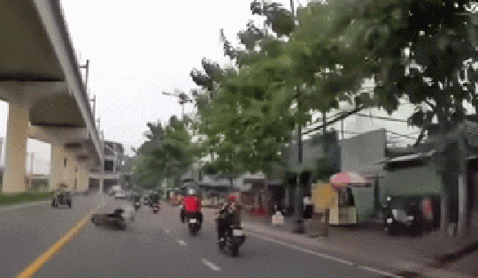 Triệu tập thanh niên 'tung cước' khiến người chạy xe máy té xuống đường ở TP Thủ Đức