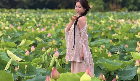 Đầm sen chưa kịp nở, hội mê ảnh đẹp đã ùn ùn đổ về Hang Múa check-in cực 'cháy'