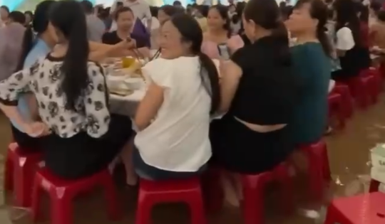 Đám cưới đáng nhớ của vợ chồng trẻ, khách ngồi trong nước lũ chúc mừng hạnh phúc