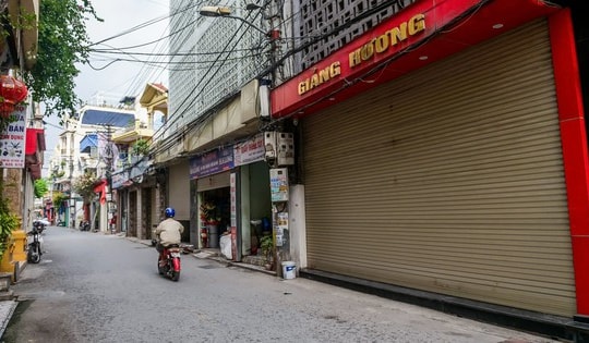 Nhiều cơ sở sản xuất hàng hóa may mặc tại một xã ở Nam Định bỗng nhiên đóng cửa, không khí ảm đạm