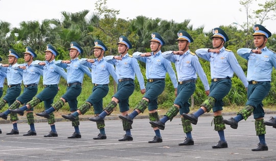 Bộ đội Phòng không - Không quân đeo tạ luyện sức bền cho lễ diễu binh 2/9