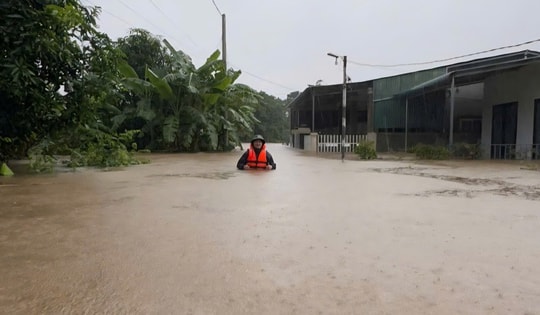 Mưa lũ bất thường giữa mùa hè, nhiều nhà dân ở Quảng Trị ngập sâu, có nơi hơn 1,5m