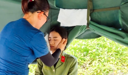 'Blouse trắng' lặng thầm bảo vệ sức khoẻ đội hình diễu binh