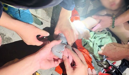 Cắt ống thoát nước cứu bé trai bị kẹt tay ở bể bơi