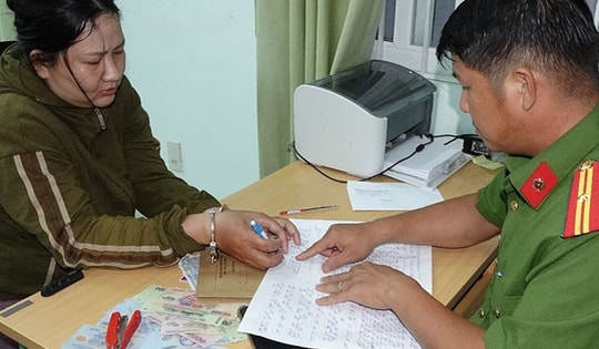 Giả vờ mua vé số, nữ quái ra tay cướp giật