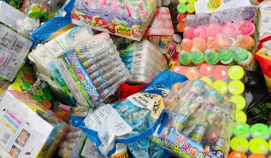Bánh kẹo, đồ chơi bị đổ ven đường ở Gia Lai, người dân cần chú ý gì?
