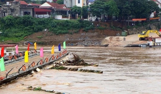 Phú Thọ: Tạm thời vận hành phà quân sự phục vụ người dân qua cầu Phong Châu