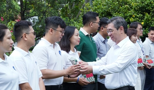 30 bác sĩ TPHCM lên đường chăm sóc sức khỏe cho quân, dân tại huyện đảo Trường Sa