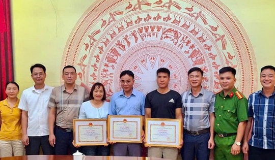 Nhân viên y tế cùng 2 người dân cứu học sinh lớp 9 đuối nước trên sông Lô