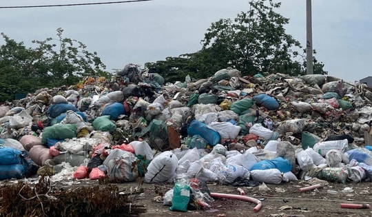 Diễn biến mới vụ rác thải chất thành 'núi' tại La Phù, Hà Nội