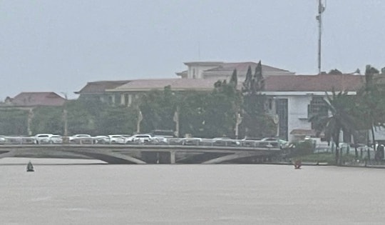 Người dân Quảng Bình ‘chạy lũ’, đưa ô tô, xe máy lên cầu tránh ngập